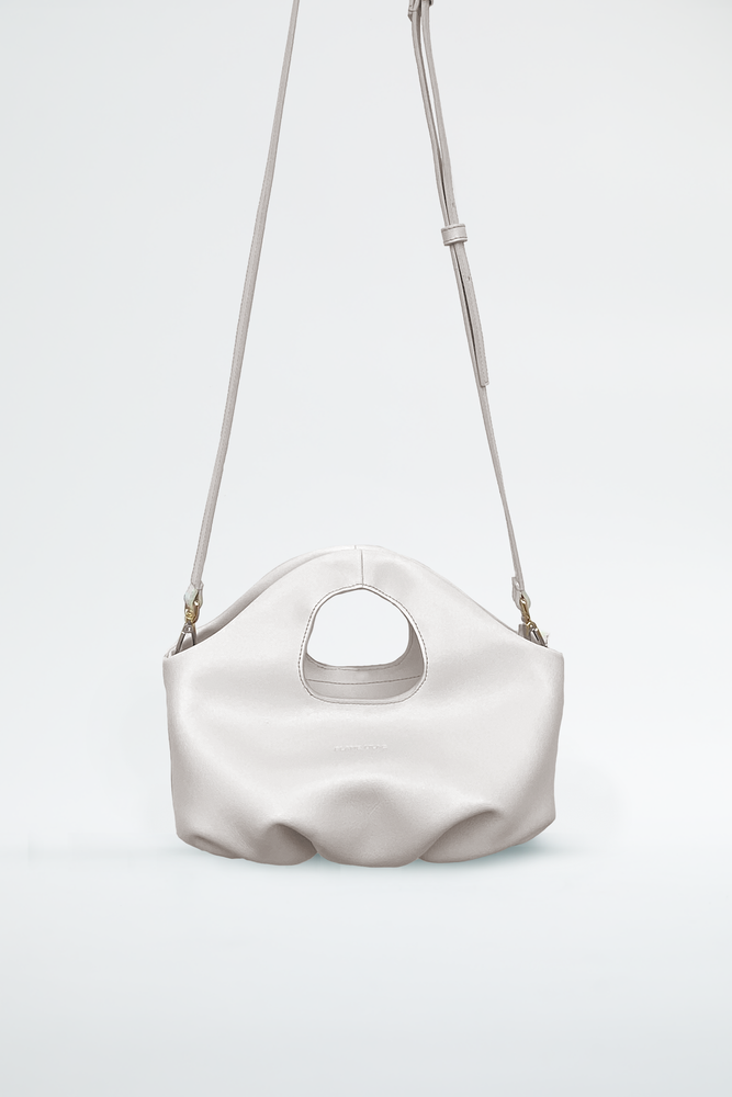 
                  
                    blame lilac mini mini butter bag, cloud bag, pillow bag effect. Pleated leather bag super soft in color bone off-white. with removable strap
                  
                
