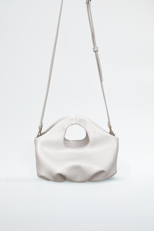 
                  
                    blame lilac mini mini butter bag, cloud bag, pillow bag effect. Pleated leather bag super soft in color bone off-white. with removable strap
                  
                