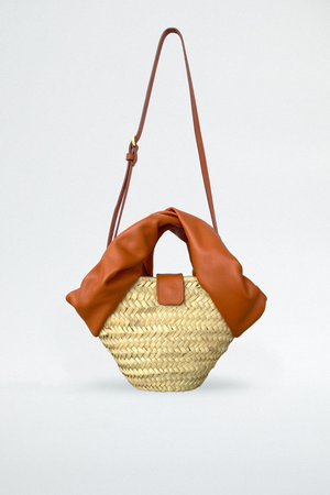 
                  
                    Blame Lilac raffia tote bag made by hand. Small mini size with a supple and knotted handle. summer season at the beach. Dark orange tan color. Adjustable and removable strap
                  
                